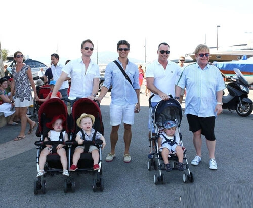 Nam diễn viên Neil Patrick Harris và bạn đời David Burtka cũng có 2 nhóc tì bằng tuổi con nhà Elton John. Nam diễn viên Neil Patrick Harris và bạn đời David Burtka cũng có 2 nhóc tì bằng tuổi con nhà Elton John.