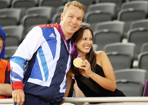 Chris Hoy, một trong những thành viên chủ chốt của đội đua xe đạp nước rút lòng chảo của Anh, tự hào khoe HC vàng bên bà xã Sarah. Chris Hoy, một trong những thành viên chủ chốt của đội đua xe đạp nước rút lòng chảo của Anh, tự hào khoe HC vàng bên bà xã Sarah.