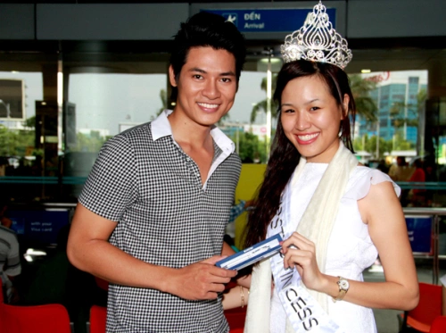 Á hậu châu Á tại Mỹ 2012 không quên mua quà lưu niệm từ Mỹ về cho Lê Khôi Nguyên. Á hậu châu Á tại Mỹ 2012 không quên mua quà lưu niệm từ Mỹ về cho Lê Khôi Nguyên.