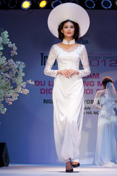 Nhà thiết kế mang đến nét mới cho những cô dâu miền Bắc bằng cách kết hợp áo dài và mấn cao. Nhà thiết kế mang đến nét mới cho những cô dâu miền Bắc bằng cách kết hợp áo dài và mấn cao.