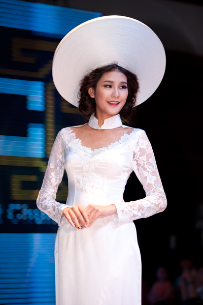 Chiếc mấn sẽ làm tăng chiều cao và vẻ lộng lẫy của cô dâu. Áo dài cưới mang sắc trắng tinh khiết nhưng cách điều ở phần cổ rộng để làm tăng vẻ gợi cảm của cô dâu trong ngày trọng đại. Chiếc mấn sẽ làm tăng chiều cao và vẻ lộng lẫy của cô dâu. Áo dài cưới mang sắc trắng tinh khiết nhưng cách điều ở phần cổ rộng để làm tăng vẻ gợi cảm của cô dâu trong ngày trọng đại.