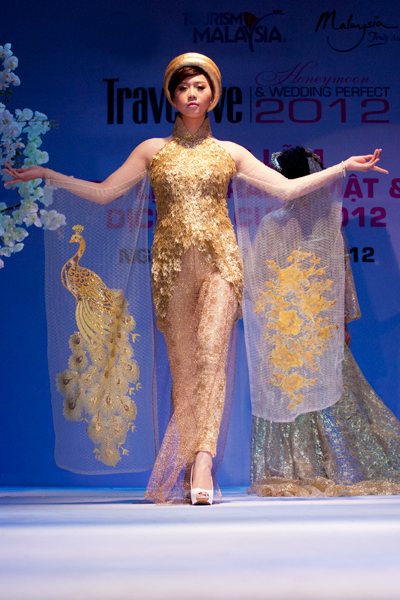 Trong bộ sưu tập cho mùa cưới 2012 - 2013, nhà thiết kế còn phá cách với những mẫu thiết kế màu vàng đồng được đính kim sa và thêu cầu kỳ. Trong bộ sưu tập cho mùa cưới 2012 - 2013, nhà thiết kế còn phá cách với những mẫu thiết kế màu vàng đồng được đính kim sa và thêu cầu kỳ.