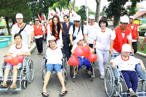 Sau ít phút khai mạc, người đẹp cùng hàng nghìn tình nguyện viên là sinh viên các trường Đại học giúp đỡ các nạn nhân chất độc da cam bắt đầu hành trình đi bộ vài cây số quanh công viên Đầm Sen. Sau ít phút khai mạc, người đẹp cùng hàng nghìn tình nguyện viên là sinh viên các trường Đại học giúp đỡ các nạn nhân chất độc da cam bắt đầu hành trình đi bộ vài cây số quanh công viên Đầm Sen.