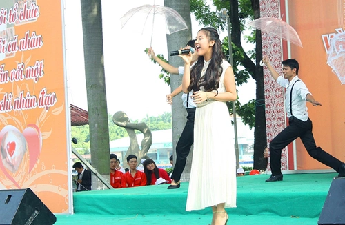 Tham gia chương trình còn có ca sĩ Văn Mai Hương. Á quân Vietnam Idol hăng say hát tặng cho khán giả trong buổi sáng sớm. Tham gia chương trình còn có ca sĩ Văn Mai Hương. Á quân Vietnam Idol hăng say hát tặng cho khán giả trong buổi sáng sớm.