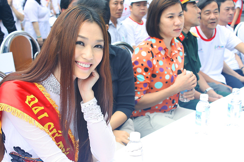 Dù phải có mặt tại công viên Đầm Sen (TP HCM) từ 6h sáng ngày 4/8 để tham gia chương trình nhưng Khánh My vẫn xuất hiện với vẻ rạng rỡ. Cô là gương mặt đại sứ của chiến dịch này. Dù phải có mặt tại công viên Đầm Sen (TP HCM) từ 6h sáng ngày 4/8 để tham gia chương trình nhưng Khánh My vẫn xuất hiện với vẻ rạng rỡ. Cô là gương mặt đại sứ của chiến dịch này.