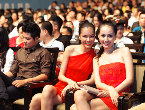 Phùng Ngọc Yến và Mai Phương Thúy thân thiết trước ống kính. Phùng Ngọc Yến và Mai Phương Thúy thân thiết trước ống kính.