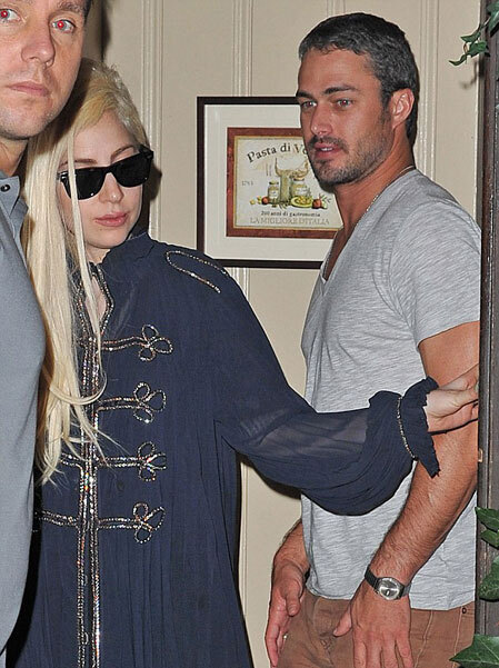Gaga giới thiệu Taylor với bố mẹ cô vào cuối tuần trước. Gaga giới thiệu Taylor với bố mẹ cô vào cuối tuần trước.