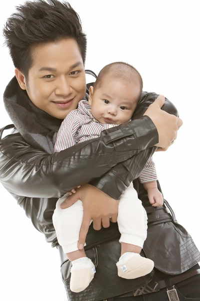 anh da vui mung va chinh thuc nhan dua con nuoi dau tien tai vancouver canada.be ricky con cua 1 nguoi anh cua tuan du.vua tron 3 thang anh da vui mung va chinh thuc nhan dua con nuoi dau tien tai vancouver canada.be ricky con cua 1 nguoi anh cua tuan du.vua tron 3 thang