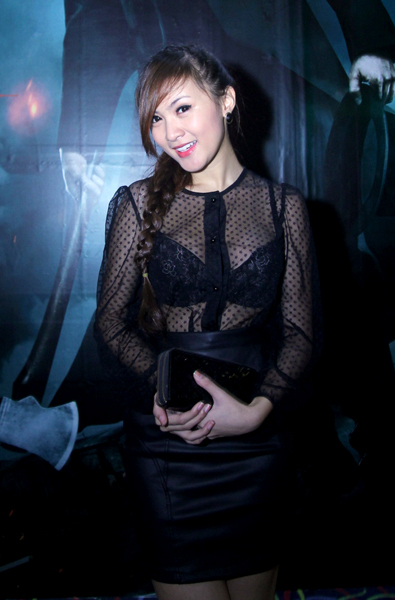 Hot girl Kelly gây chú ý khi mặc chiếc áo mỏng xuyên thấu, Hot girl Kelly gây chú ý khi mặc chiếc áo mỏng xuyên thấu,