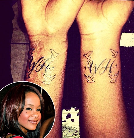 Bobbi Kristina Brown và anh trai nuôi khoe cánh tay xăm chữ viết tắt tên mẹ và những cánh chim bồ câu. Bobbi Kristina Brown và anh trai nuôi khoe cánh tay xăm chữ viết tắt tên mẹ và những cánh chim bồ câu.