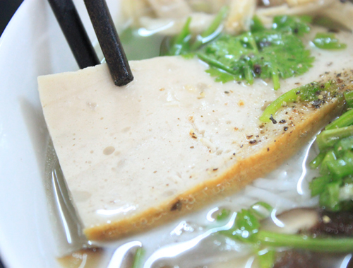 Ngoài các thành phần quen thuộc của bún thang như gà xé sợi, nấm, giò lụa. Bún nấm gà còn có thêm các nguyên liệu khác như chả quế, Ngoài các thành phần quen thuộc của bún thang như gà xé sợi, nấm, giò lụa. Bún nấm gà còn có thêm các nguyên liệu khác như chả quế,