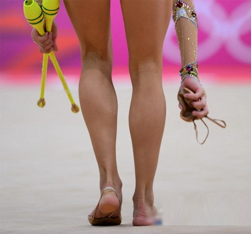 Sau khi kết thúc bài thi, Son Yeon Jae lãng lẽ nhặt chiếc giầy ở trên sàn lên. Sau khi kết thúc bài thi, Son Yeon Jae lãng lẽ nhặt chiếc giầy ở trên sàn lên.