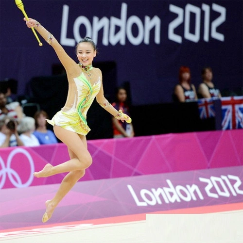 Gương mặt biểu cảm cùng những động tác biểu diễn mềm mại, có hồn giúp cô gái 18 tuổi gây ấn tượng mạnh với khán giả và ban giám khảo. Gương mặt biểu cảm cùng những động tác biểu diễn mềm mại, có hồn giúp cô gái 18 tuổi gây ấn tượng mạnh với khán giả và ban giám khảo.