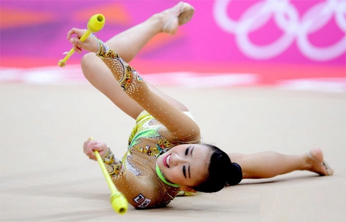 Sau đêm thi vòng loại đầu tiên, 'công chúa' làng thể dục nghệ thuật xứ Hàn tràn đầy tự tin bước vào đêm thi thứ hai với gậy và dải lụa. Sau đêm thi vòng loại đầu tiên, 'công chúa' làng thể dục nghệ thuật xứ Hàn tràn đầy tự tin bước vào đêm thi thứ hai với gậy và dải lụa.