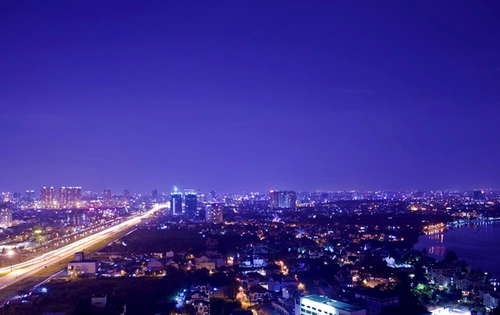 Từ tầng thượng, các cô gái cũng có thể bao quát toàn cảnh TP HCM rực rỡ ánh đèn. Từ tầng thượng, các cô gái cũng có thể bao quát toàn cảnh TP HCM rực rỡ ánh đèn.
