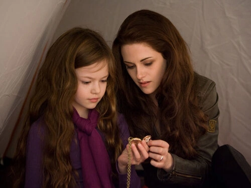 Trong phim, hai người đã có một cô con gái xinh đẹp Renesmee Cullen Trong phim, hai người đã có một cô con gái xinh đẹp Renesmee Cullen