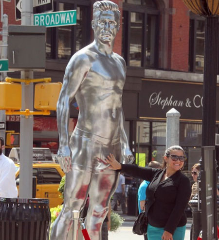 Các cô gái hớn hở sờ 'chỗ hiểm' của danh thủ người Anh. Các cô gái hớn hở sờ 'chỗ hiểm' của danh thủ người Anh.