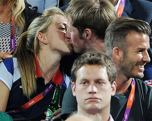 Laura và người yêu cũng là người đồng nghiệp Jason Kenny hôn nhau đắm đuối sau lưng bố con nhà Becks khi đi xem chung kết bóng chuyền bãi biển.