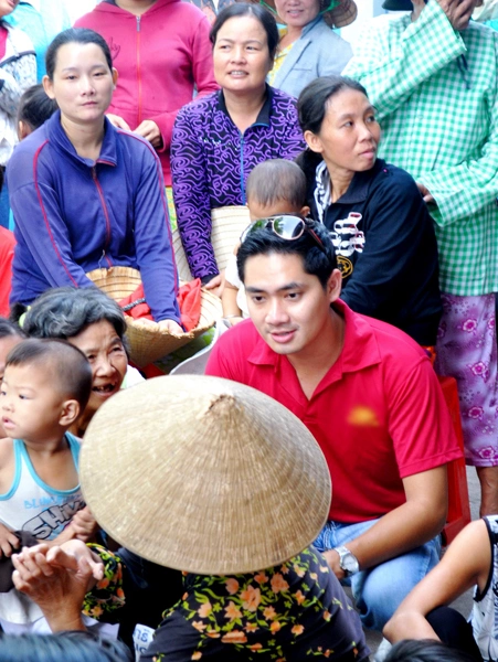 Trước khi tới Vũng Tàu tổ chức tiệc sinh nhật, Minh Luân, Thanh Thảo và các thành viên trong đoàn xe dừng chân tại Trại Phong Bình Minh, huyện Long Thành, tỉnh Đồng Nai để thăm hỏi và tặng quà cho những bệnh nhân nghèo đang điều trị tại đây. Trước khi tới Vũng Tàu tổ chức tiệc sinh nhật, Minh Luân, Thanh Thảo và các thành viên trong đoàn xe dừng chân tại Trại Phong Bình Minh, huyện Long Thành, tỉnh Đồng Nai để thăm hỏi và tặng quà cho những bệnh nhân nghèo đang điều trị tại đây.