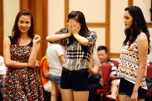 Thậm chí, Á khôi của Học viện Báo chí và Tuyên truyền Hà Nội lấy hai tay ôm mặt. Hà Anh (trái) và Hoàng Anh (phải) vẫn cố gắng trụ vững cho hết giờ tập. Thậm chí, Á khôi của Học viện Báo chí và Tuyên truyền Hà Nội lấy hai tay ôm mặt. Hà Anh (trái) và Hoàng Anh (phải) vẫn cố gắng trụ vững cho hết giờ tập.