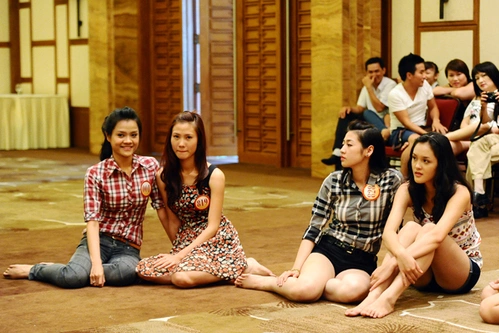 4 cô gái Nguyễn Ngọc Vân Anh, Hà Anh, Dương Tú Anh và Hoàng Anh đồng loạt nghỉ ngơi trên thảm trong giờ giải lao. 4 cô gái Nguyễn Ngọc Vân Anh, Hà Anh, Dương Tú Anh và Hoàng Anh đồng loạt nghỉ ngơi trên thảm trong giờ giải lao.