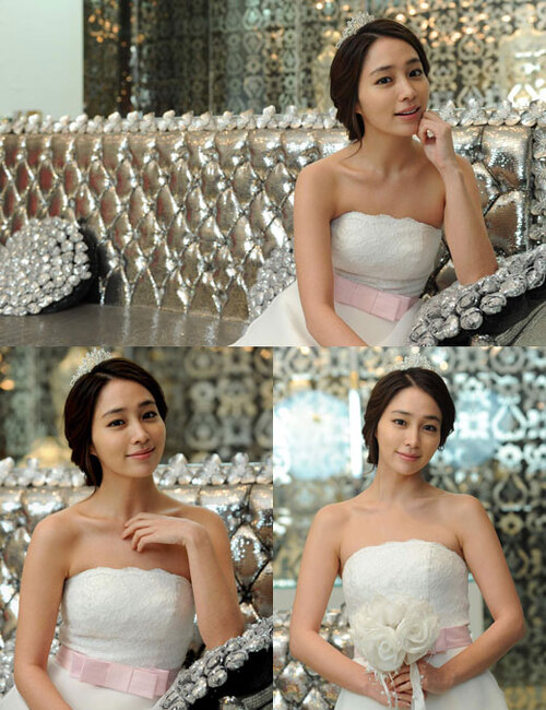 Tin đồn Lee Min Jung sửa soạn cưới Lee Byung Hun khiến cư dân mạng xôn xao, rất nhiều người đã "nhanh tay" tìm những tấm ảnh Lee Min Jung mặc váy cưới để chiêm ngưỡng cô dâu xinh đẹp. Tin đồn Lee Min Jung sửa soạn cưới Lee Byung Hun khiến cư dân mạng xôn xao, rất nhiều người đã "nhanh tay" tìm những tấm ảnh Lee Min Jung mặc váy cưới để chiêm ngưỡng cô dâu xinh đẹp.