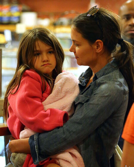 Nữ diễn viên Katie Holmes đưa con gái Suri đi chơi quanh New York hôm 20/8. Nữ diễn viên Katie Holmes đưa con gái Suri đi chơi quanh New York hôm 20/8.