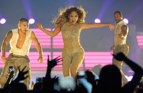 Jennifer Lopez lần đầu tiên lọt vào top 100 phụ nữ quyền lực nhất thế giới. Jennifer Lopez lần đầu tiên lọt vào top 100 phụ nữ quyền lực nhất thế giới.