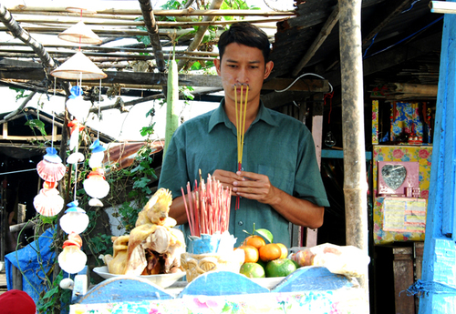 Một cảnh Huy Khánh thắp nhang cầu khấn trời đất Một cảnh Huy Khánh thắp nhang cầu khấn trời đất
