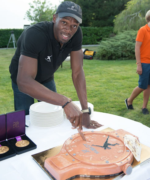 Bánh sinh nhật dành tặng Usain Bolt có hình chiếc đồng hồ và Bánh sinh nhật dành tặng Usain Bolt có hình chiếc đồng hồ và
