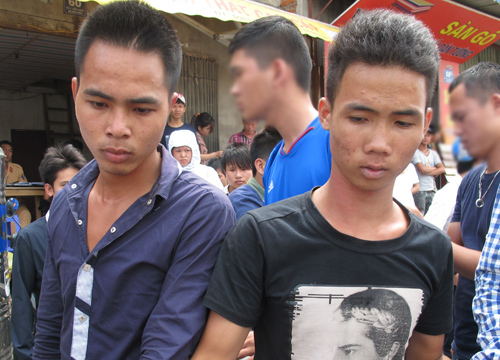 Tân (trái) và Dũng khi bị bắt giữ. Ảnh: Hoàng Việt.