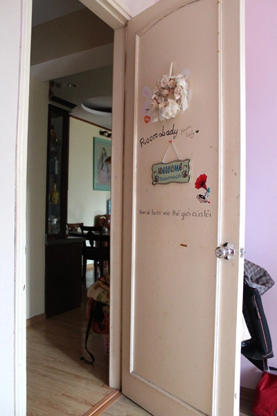 Phòng ngủ này do tự tay Hà cùng 9 người bạn thân hì hụi sơn và trang trí suốt một ngày. Phòng ngủ này do tự tay Hà cùng 9 người bạn thân hì hụi sơn và trang trí suốt một ngày.