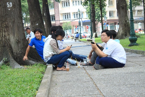 ngồi "tám" với bạn bè... ngồi "tám" với bạn bè...