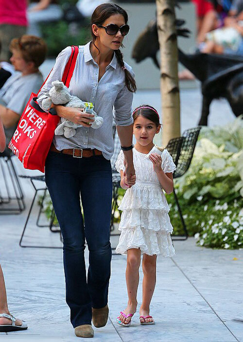 Suri ở cùng mẹ tại New York. Suri ở cùng mẹ tại New York.