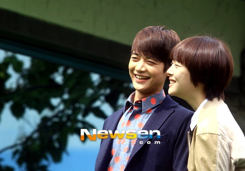 Sulli bên bạn diễn Minho - người đóng vai chàng vận động viên đẹp trai Kang Tae Joon mà cô nữ sinh thầm thương trộm nhớ. Sulli bên bạn diễn Minho - người đóng vai chàng vận động viên đẹp trai Kang Tae Joon mà cô nữ sinh thầm thương trộm nhớ.