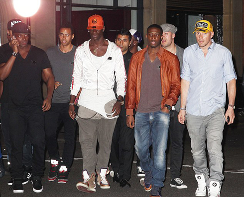 Balotelli cùng các chiến hữu tới Balotelli cùng các chiến hữu tới