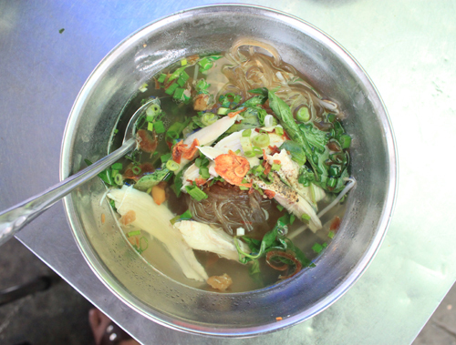 Miến gà là một trong những món ngon của quán, ngoài ra còn có hủ tiếu gà, mì gà, bánh canh gà... Miến gà là một trong những món ngon của quán, ngoài ra còn có hủ tiếu gà, mì gà, bánh canh gà...