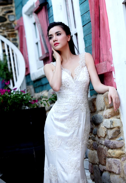 Trang Nhung khoe vai trần, lưng thon khi diện váy cưới dây Trang Nhung khoe vai trần, lưng thon khi diện váy cưới dây