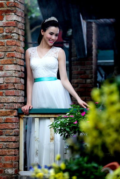 Cô xinh xắn như một nàng công chúa với bộ soiree bồng có điểm nhấn là dải Cô xinh xắn như một nàng công chúa với bộ soiree bồng có điểm nhấn là dải