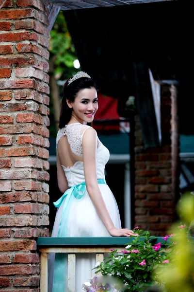 Người đẹp vẫn khoe được vẻ gợi cảm với thiết kế hở lưng. Người đẹp vẫn khoe được vẻ gợi cảm với thiết kế hở lưng.