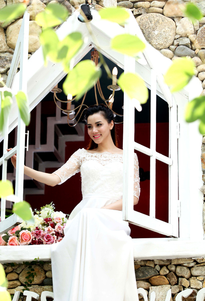 Váy cưới cổ thuyền với phần tay và viền cổ bằng chất liệu ren Váy cưới cổ thuyền với phần tay và viền cổ bằng chất liệu ren