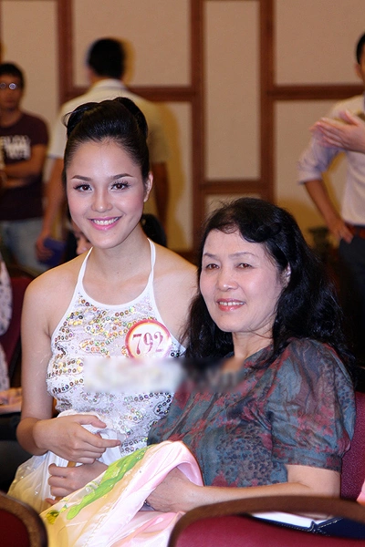 Á hậu Hoàng Anh có mẹ đồng hành trong suốt cuộc thi Hoa hậu Việt Nam 2012. Á hậu Hoàng Anh có mẹ đồng hành trong suốt cuộc thi Hoa hậu Việt Nam 2012.