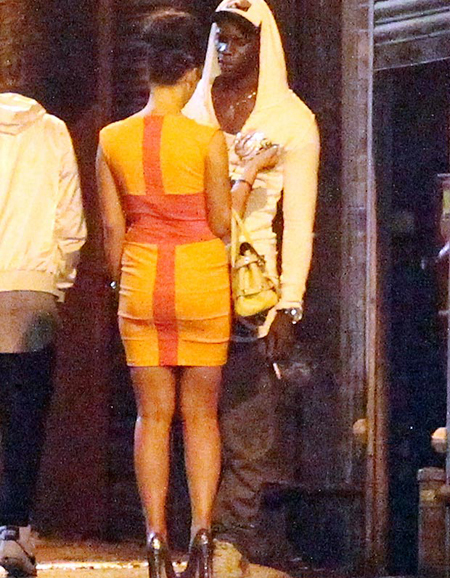 Balotelli trò chuyện thân mật với một trong ba cô gái. Balotelli trò chuyện thân mật với một trong ba cô gái.