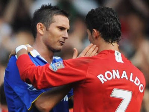 Lampard và C. Ronaldo 'âu yếm nhau sau trận đấu'. Lampard và C. Ronaldo 'âu yếm nhau sau trận đấu'.