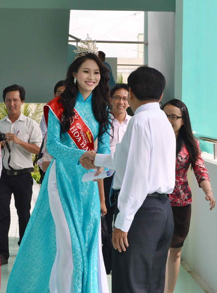 Đăng quang Hoa hậu Việt Nam 2012 từ hôm 25/8, lịch làm việc kín mít khiến Đặng Thu Thảo không có thời gian nghỉ ngơi. Thế nhưng, trong chuyến trở về thăm ngôi trường mà cô đang theo học vào chiều 29/8, Thu Thảo vẫn rạng ngời. Đăng quang Hoa hậu Việt Nam 2012 từ hôm 25/8, lịch làm việc kín mít khiến Đặng Thu Thảo không có thời gian nghỉ ngơi. Thế nhưng, trong chuyến trở về thăm ngôi trường mà cô đang theo học vào chiều 29/8, Thu Thảo vẫn rạng ngời.