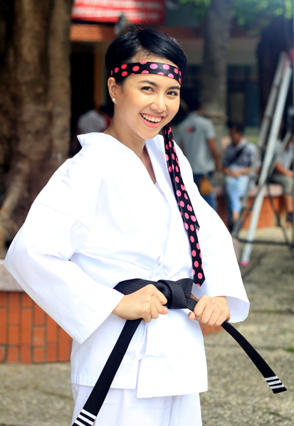 Hơn một tháng chịu nhiều vất vả khi về miền Tây Nam Bộ quay phim nhưng nụ cười luôn rạng ngời trên gương mặt người đẹp. 'Tôi thích mạo hiểm nên Hơn một tháng chịu nhiều vất vả khi về miền Tây Nam Bộ quay phim nhưng nụ cười luôn rạng ngời trên gương mặt người đẹp. 'Tôi thích mạo hiểm nên