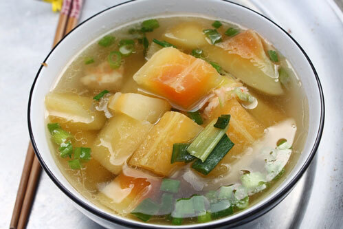 Vị ngọt tự nhiên của đu đủ, nấu cùng với tôm làm món canh thêm hấp dẫn.