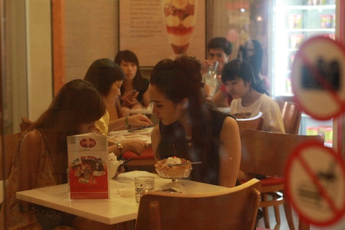 Sau chương trình, Lưu Hương Giang và trợ lý tìm đến một quán kem ở gần đó để trò chuyện. Sau chương trình, Lưu Hương Giang và trợ lý tìm đến một quán kem ở gần đó để trò chuyện.