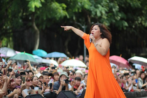 Sau tiêt mục song ca Quang Hà chào khán giả và nhường lại phân trình diễn cho Siu Black. Sau tiêt mục song ca Quang Hà chào khán giả và nhường lại phân trình diễn cho Siu Black.