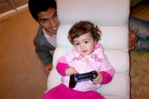 Suarez và cô bạn gái thủa niên thiếu, Sofia, có một cô con gái dễ thương, bé Delfina. Suarez và cô bạn gái thủa niên thiếu, Sofia, có một cô con gái dễ thương, bé Delfina.